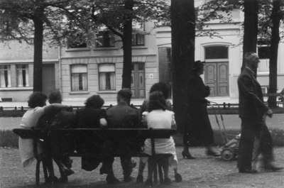 221115 Afbeelding van enkele vrouwen samen met Duitse soldaten op een bankje op de Maliebaan te Utrecht; op de ...